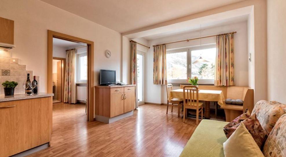 Residence Andrea Lagundo Bagian luar foto