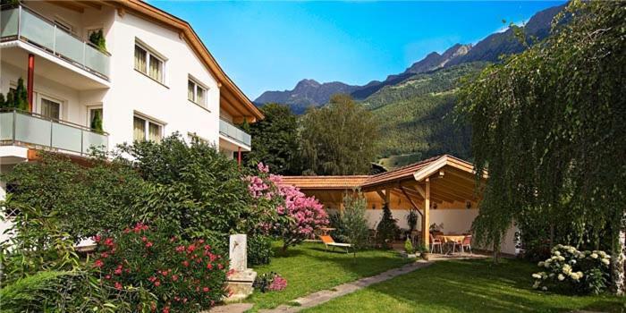 Residence Andrea Lagundo Bagian luar foto